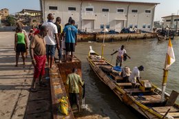 Accra;-Ghana;-Jamestown;-fishing-harbour;-unloading;-pirogue;-fishermen;-quay;-mooring;-harbour-activity;-Sino-Ghanaian-cooperation;-artisanal-fishing;-fishing-community;-daily-life;-Gulf-of-Guinea;-West-Africa;-historic-district;-documentary-photography;-Kaleidos;-Kaleidos-images;-La-parole-à-limage;-Stories-Pictures;-Tarek-Charara